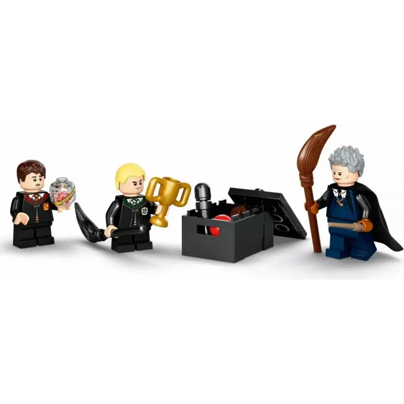 Conjunto LEGO Harry Potter Hogwarts Primeira Aula de Voo 76395 com minifiguras de Harry e Draco