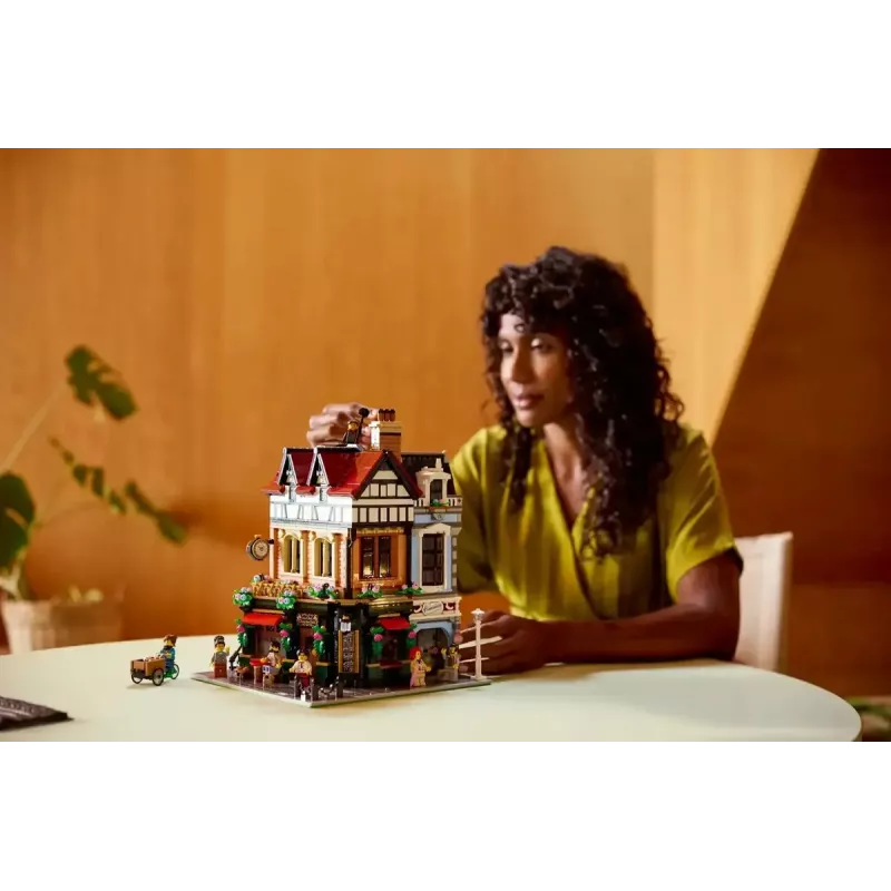 Conjunto de construção LEGO Icons 10350 Casa de Canto Tudor — 3.266 peças, 8 minifiguras, idade 18+, 260×250×310 mm