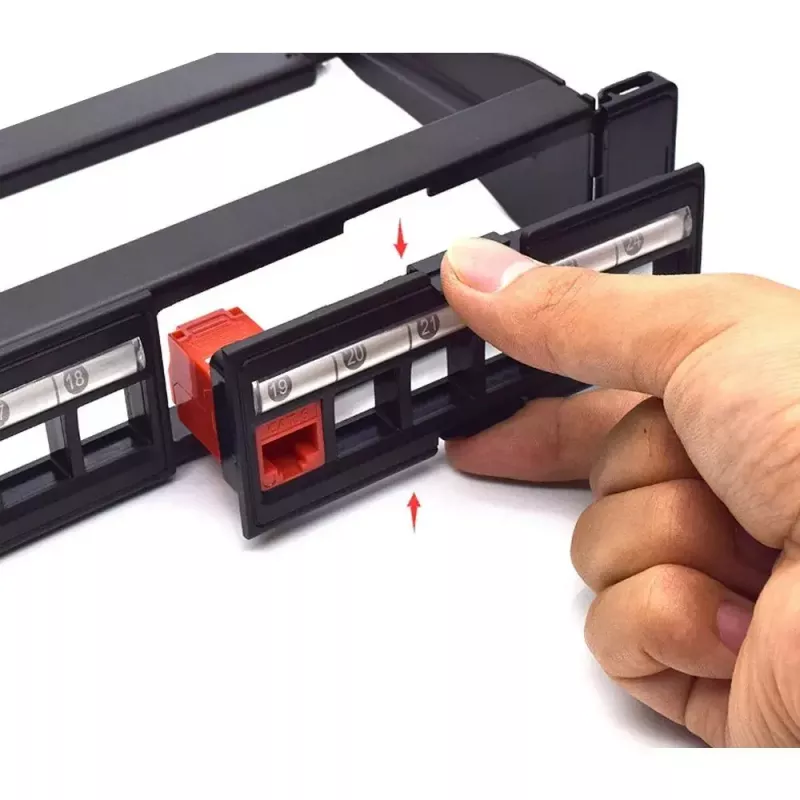 Patch panel modular Techly 24 posições UTP com módulos removíveis 1HE preto
