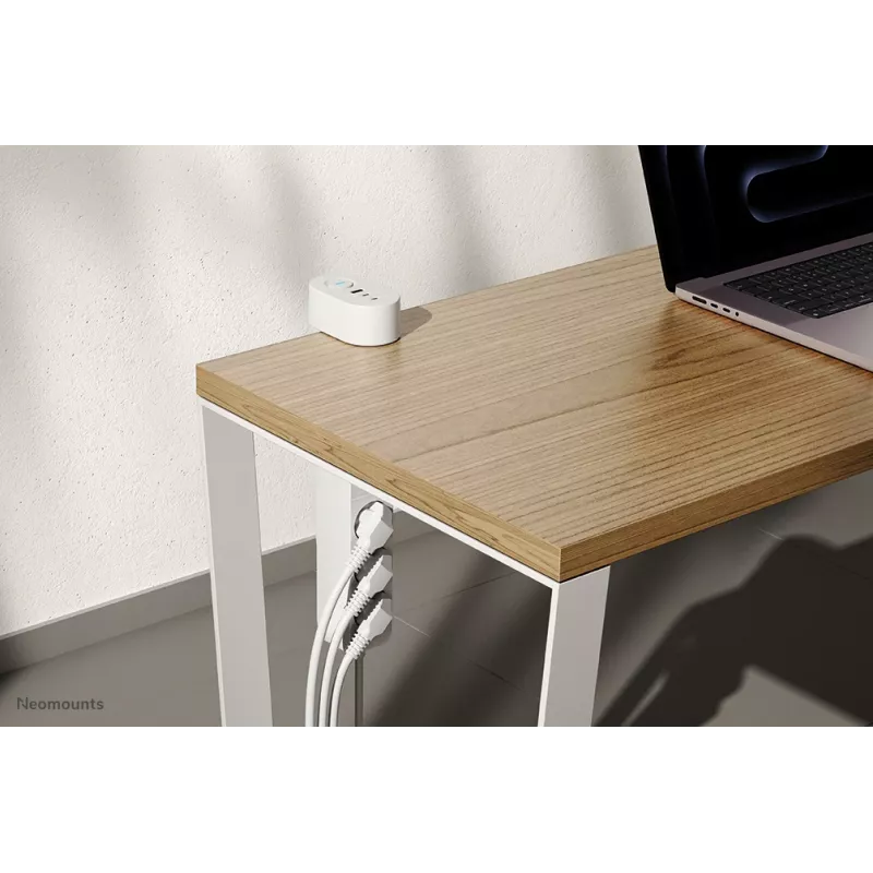 Neomounts DS22-840WH6 Tomada de secretária com grampo e ligações USB-C e USB-A – carregamento rápido