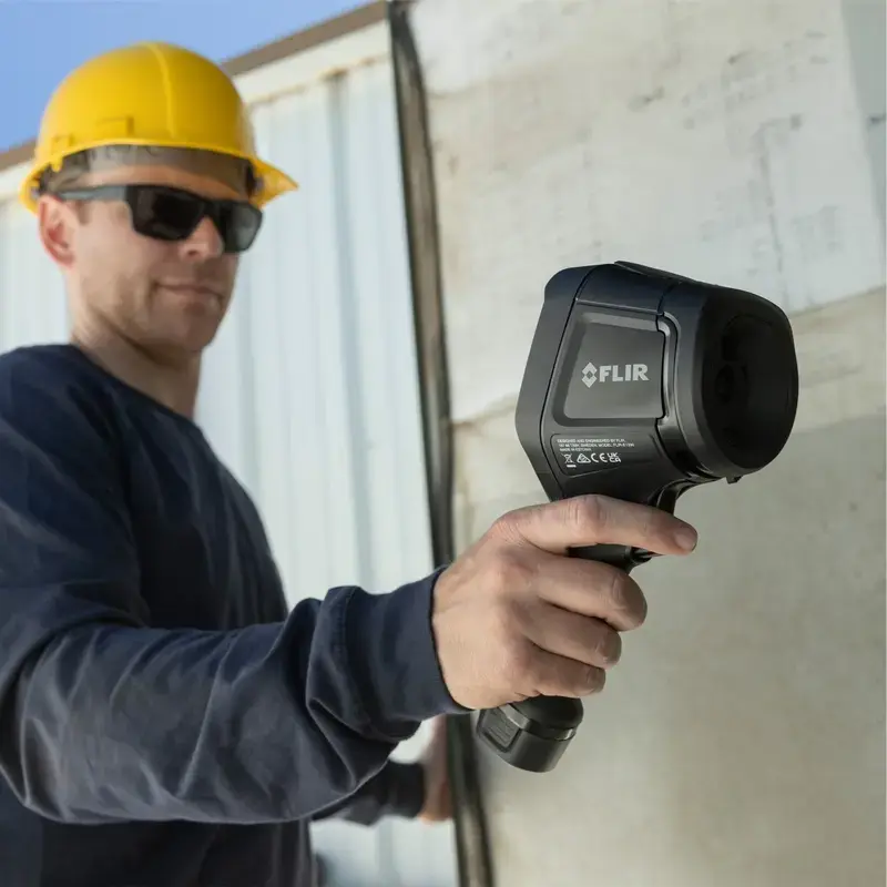 Câmara termográfica Flir Systems E8-PRO — 320×240 px, NETD 40 mK, IFOV 1,8 mRad, ecrã de 3,5 polegadas, caixa metálica, preto