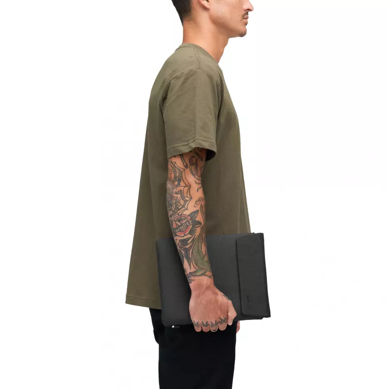 Capa para tablet Incase Crosstown Sleeve para tablet de 11 polegadas, preto