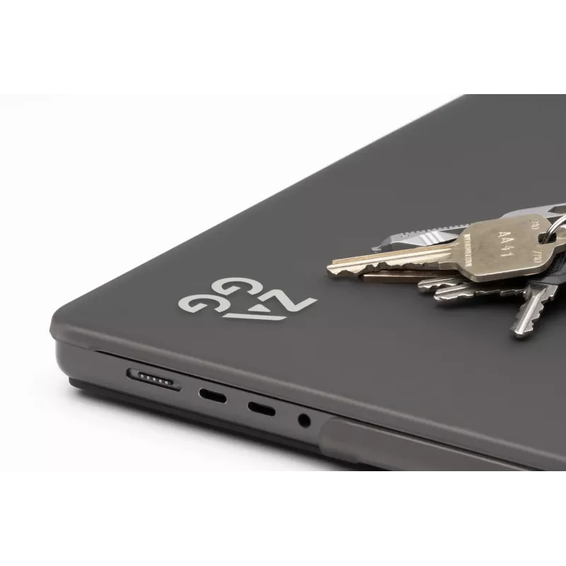 Capa rígida Zagg para MacBook Pro 13 M2/M1 (20) – acabamento Smoke, capa de proteção