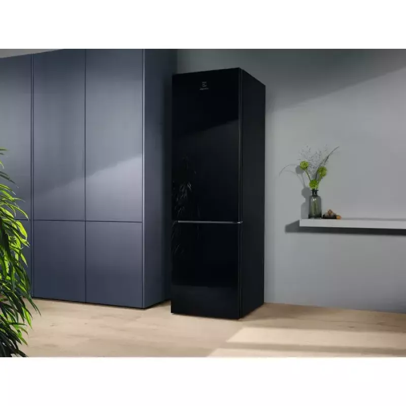 Electrolux LNT7ME36K2 frigorífico combinado, 367 l (frigorífico 266 l, congelador 101 l), congelador em baixo, No Frost, classe energética E, preto