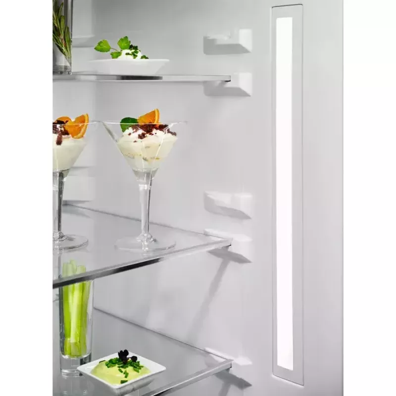 Electrolux LNT7ME36K2 frigorífico combinado, 367 l (frigorífico 266 l, congelador 101 l), congelador em baixo, No Frost, classe energética E, preto
