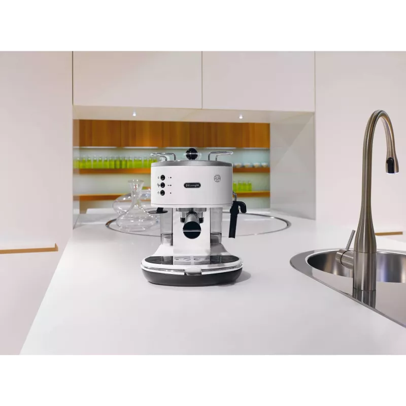 Máquina de café expresso De’Longhi ECO 311.W — manual 15 bar, depósito de água 1,4 L, 2 chávenas, função de aquecimento, aparelho de bancada