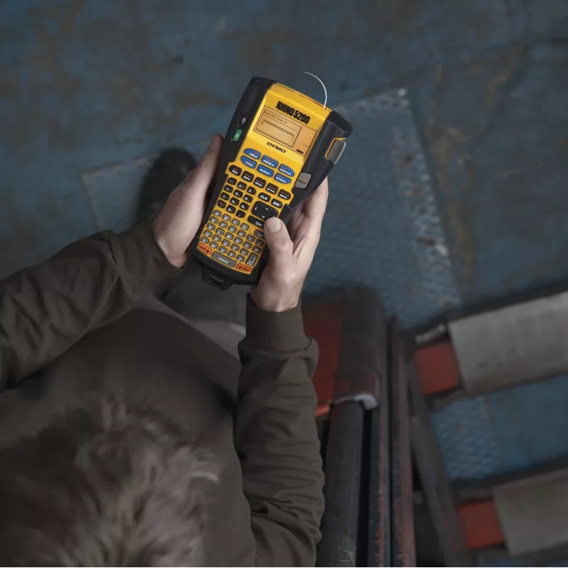 Impressora de etiquetas industriais DYMO RHINO 5200 | Etiquetadora com mala | Teclas de acesso rápido que poupam tempo | Impressão rápida | Impressora de etiquetas robusta para estaleiros e tarefas de etiquetagem exigentes | Ficha UK