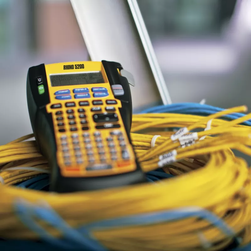Impressora de etiquetas industriais DYMO RHINO 5200 | Etiquetadora com mala | Teclas de acesso rápido que poupam tempo | Impressão rápida | Impressora de etiquetas robusta para estaleiros e tarefas de etiquetagem exigentes | Ficha UK