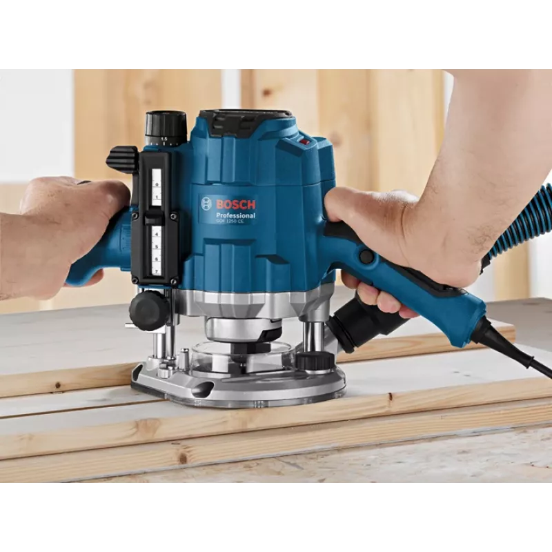 Bosch GOF 1250 CE preto, azul 24000 U/min 1250 W