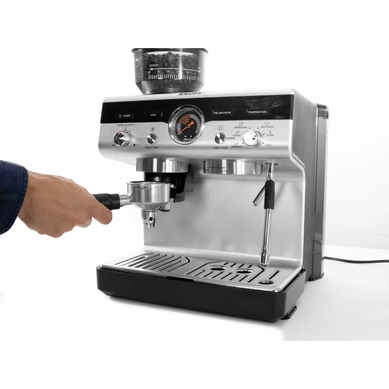 Máquina de café expresso KRUPS XP801T semiautomática com moinho integrado, depósito de água de 3 litros, saída para 2 chávenas, preto/aço inoxidável