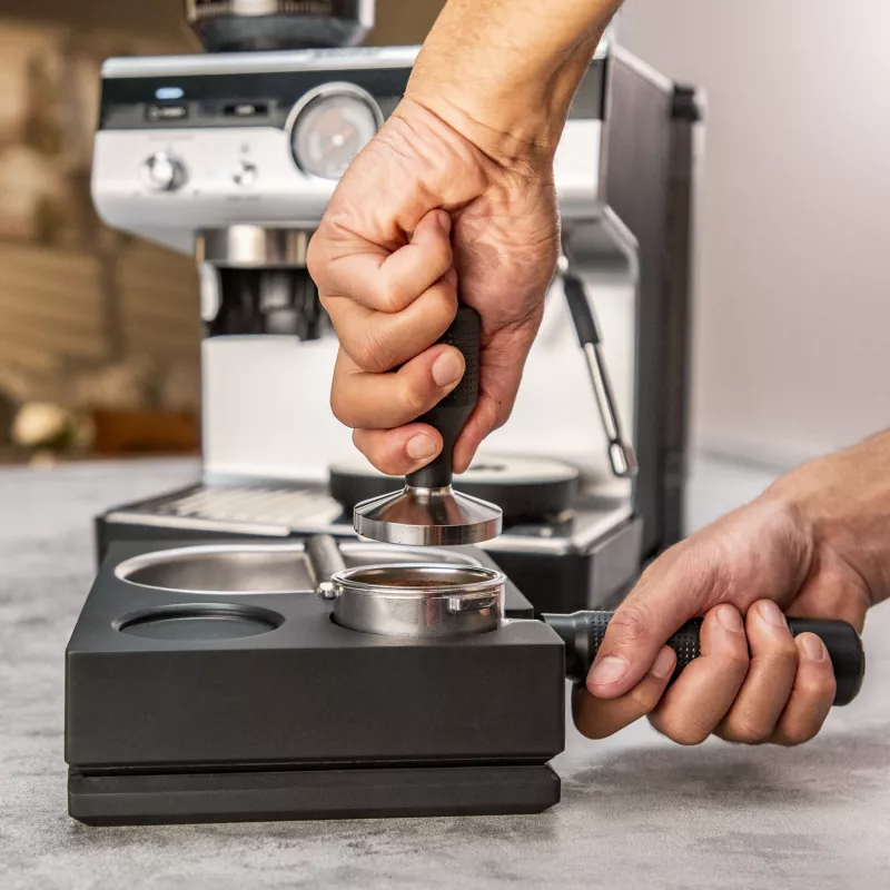 Máquina de café expresso KRUPS XP801T semiautomática com moinho integrado, depósito de água de 3 litros, saída para 2 chávenas, preto/aço inoxidável