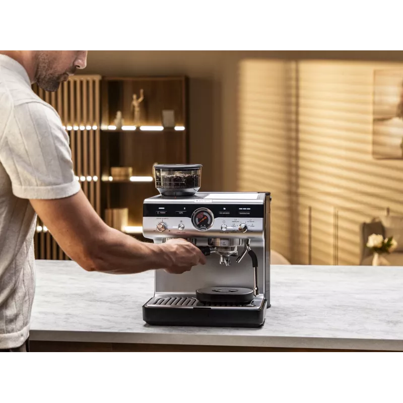 Máquina de café expresso KRUPS XP801T semiautomática com moinho integrado, depósito de água de 3 litros, saída para 2 chávenas, preto/aço inoxidável