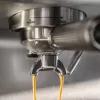 Máquina de café expresso KRUPS XP801T semiautomática com moinho integrado, depósito de água de 3 litros, saída para 2 chávenas, preto/aço inoxidável