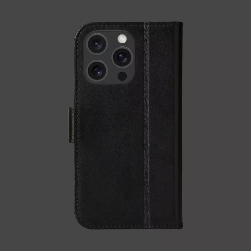 Capa tipo carteira dbramante1928 iPhone 16 Pro preto 3 compartimentos para cartões