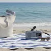 Rádio portátil de manivela Marmitek RESQ 100 — DAB/DAB+/FM, 3 W, LCD, USB‑C, jack de 3,5 mm, cinzento-claro