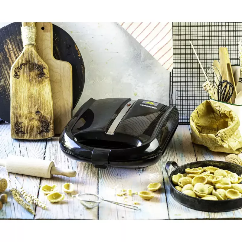 Máquina de waffles Mesko MS 3041 — 1600 W, preto, faz 24 waffles elípticos (220–240 V)