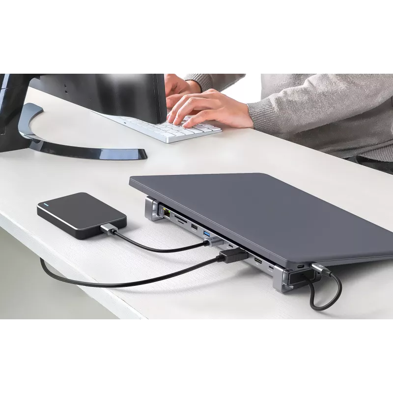 Dock/Hub USB-C Manhattan com leitor de cartões e MST, ligações (x7): Ethernet, HDMI (x2 4K@60Hz), USB-A (x3) e USB-C, com Power Delivery (PD) 100 W – requer carregador USB-C externo (não incluído). Alimentado por USB (não requer fonte de alimentação externa) quando o PD não é utilizado
