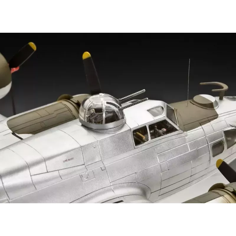 Revell B-17G Flying Fortress kit de modelismo em plástico