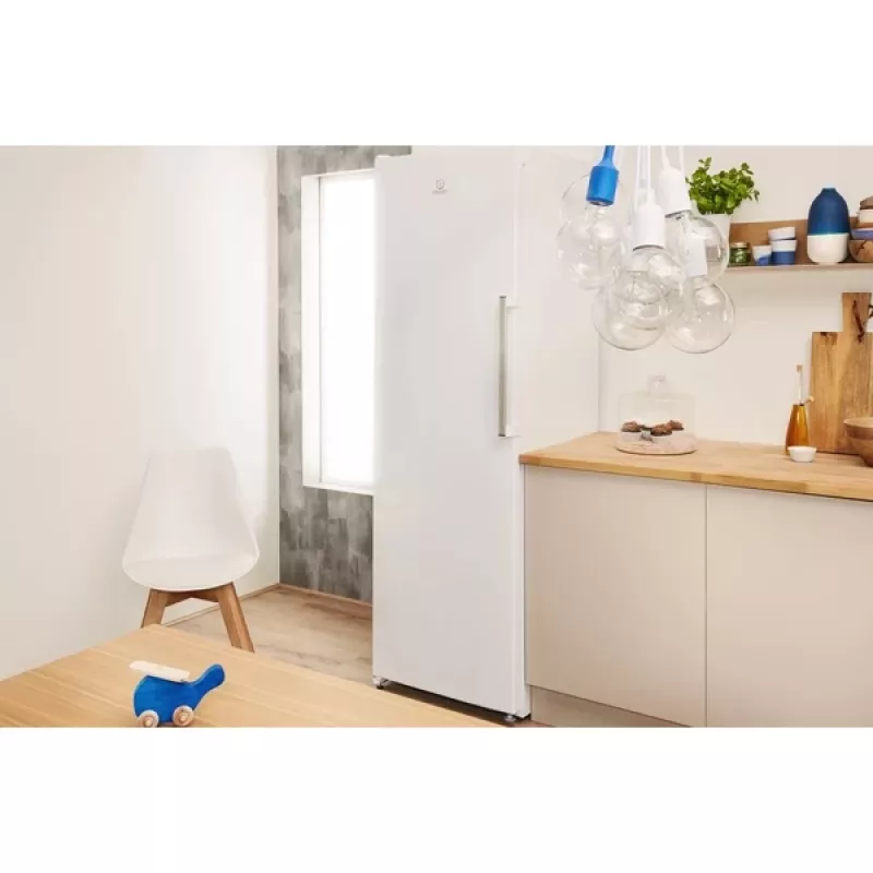 Arca congeladora Indesit UI6 F2T W vertical de livre instalação 228 L branco