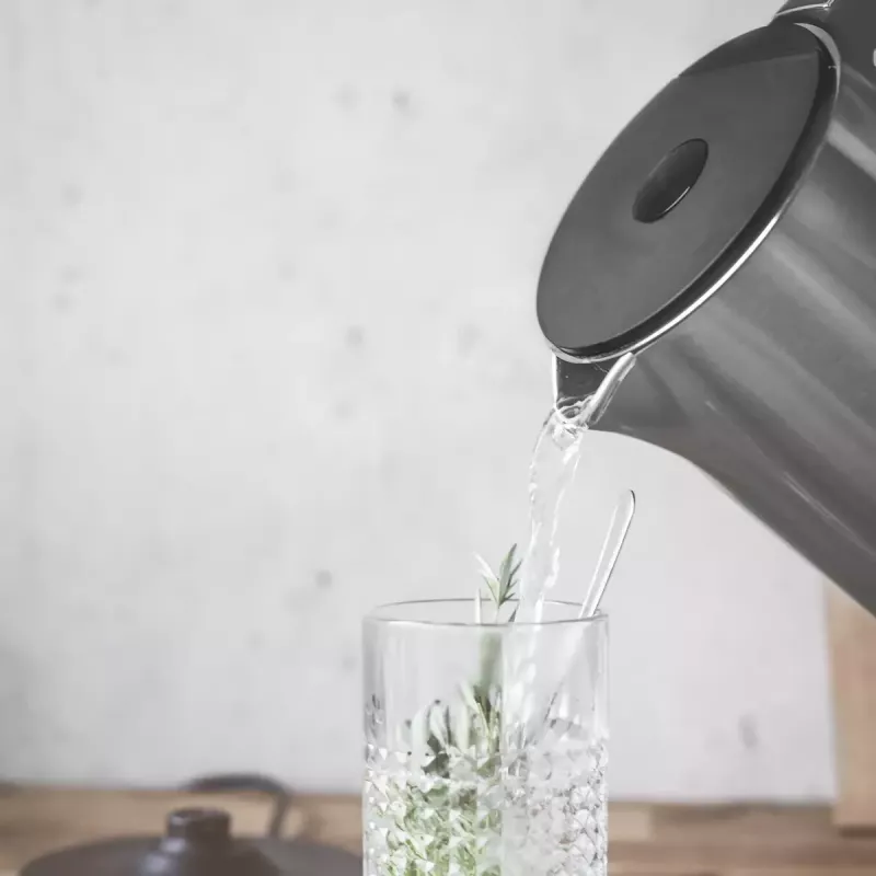 Chaleira elétrica GASTROBACK Design Cool Touch 1,5 L 2200 W, aço inoxidável/preto