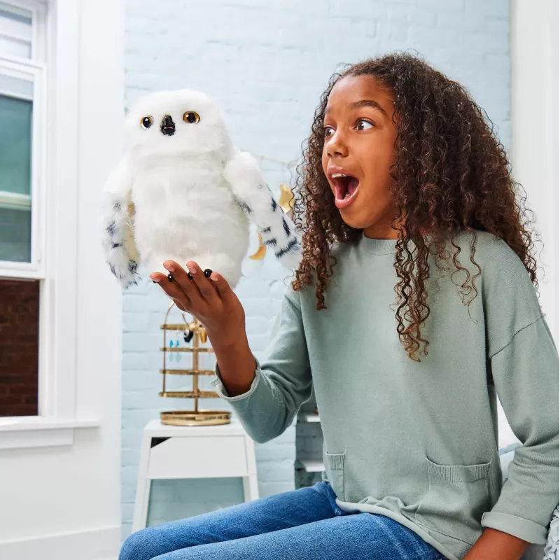 Wizarding World Harry Potter, Hedwig Encantadora coruja interativa com mais de 15 sons e movimentos e envelope de Hogwarts, brinquedo para crianças a partir dos 5 anos