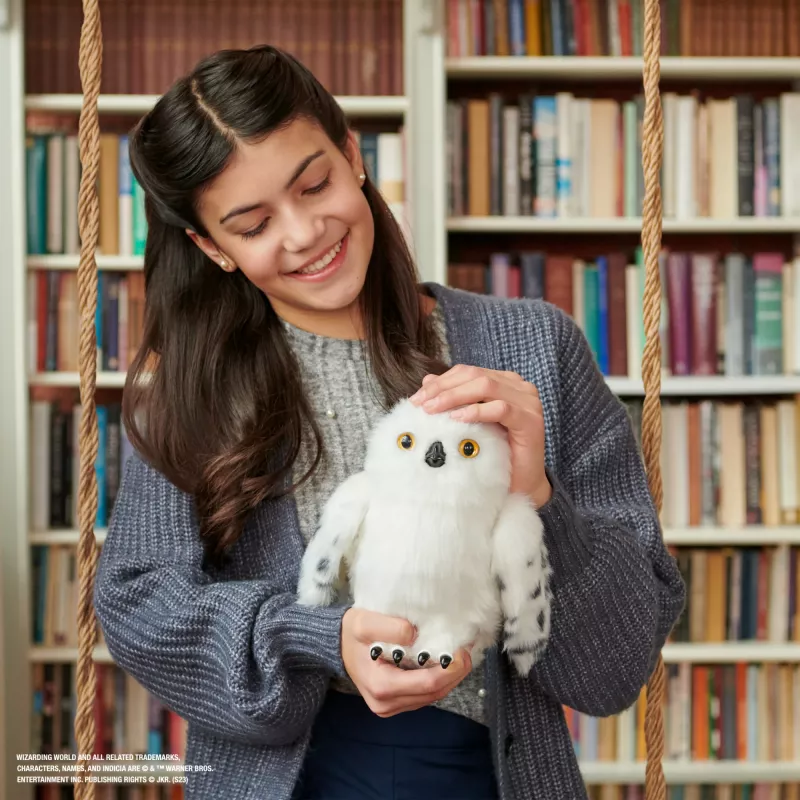Wizarding World Harry Potter, Hedwig Encantadora coruja interativa com mais de 15 sons e movimentos e envelope de Hogwarts, brinquedo para crianças a partir dos 5 anos