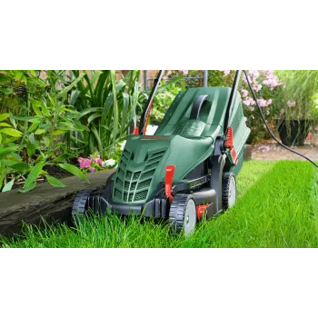 Corta-relvas Bosch UniversalRotak com tração às rodas AC Verde