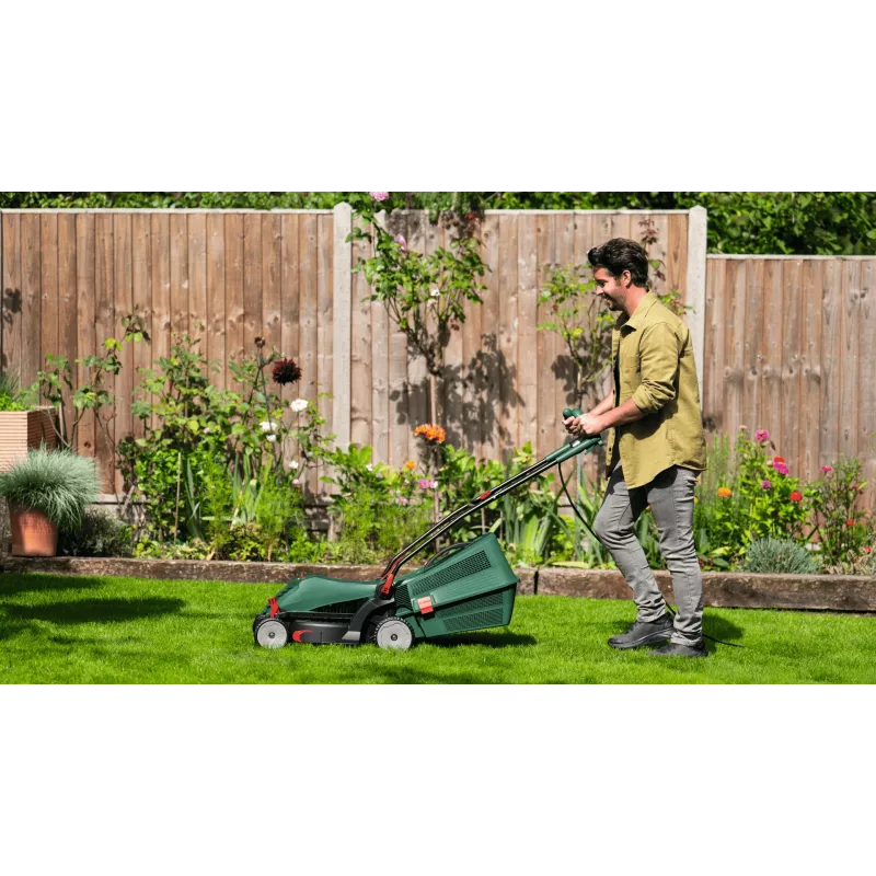 Corta-relvas Bosch UniversalRotak com tração às rodas AC Verde