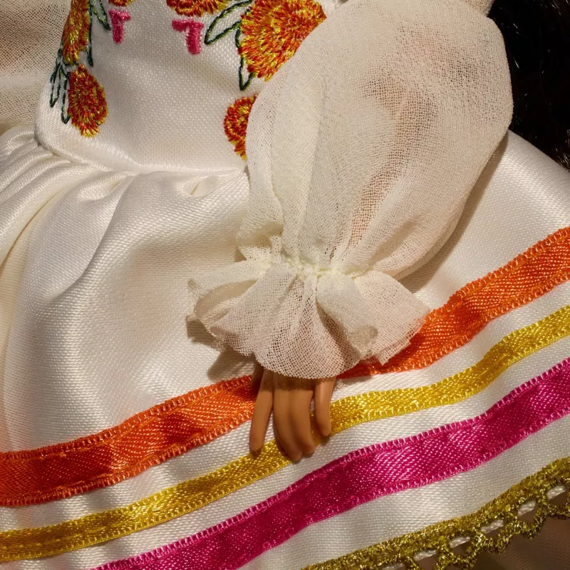 Barbie Signature Día De Muertos 2025 boneca de coleção com vestido creme de folhos