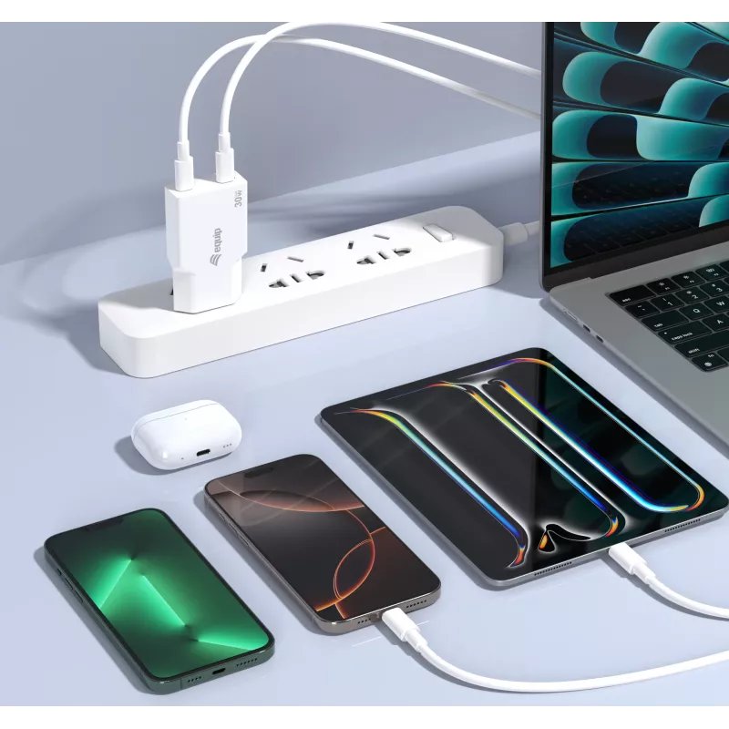 Carregador EQUIP 2 portas 30W GaN fino USB-C PD — 2 conectores USB-C, entrada 100–240 V, saída máx. 20 V, branco