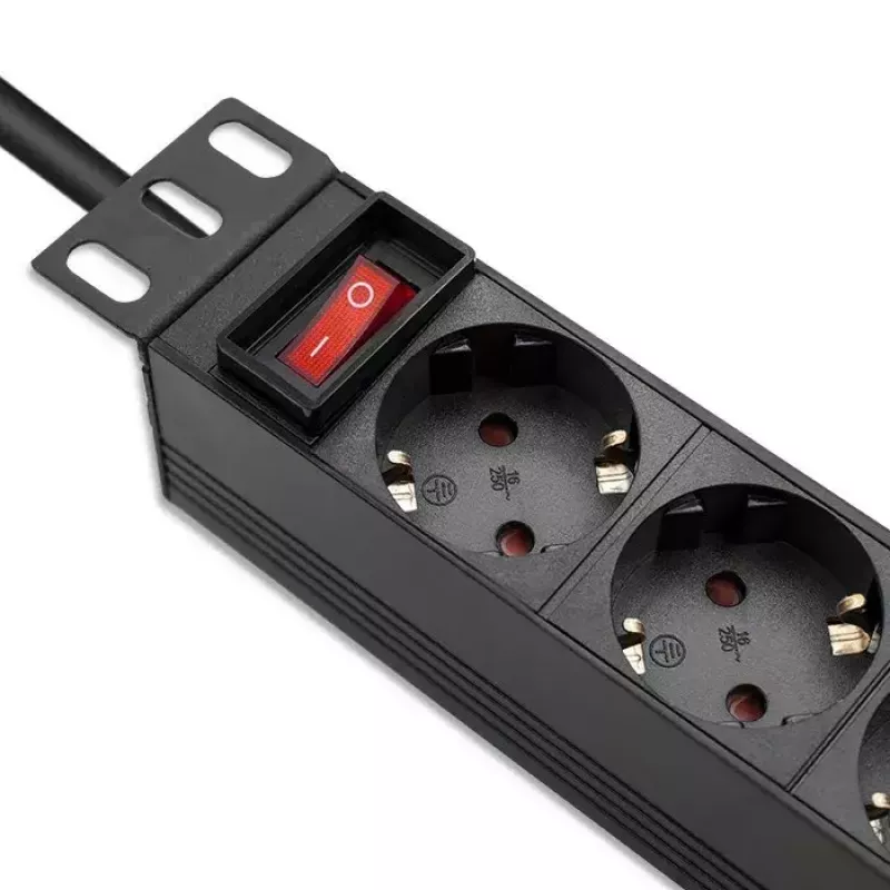 Régua de tomadas QOLTEC 54603 — montagem em rack 1U, entrada 16A, 4× tomadas Schuko