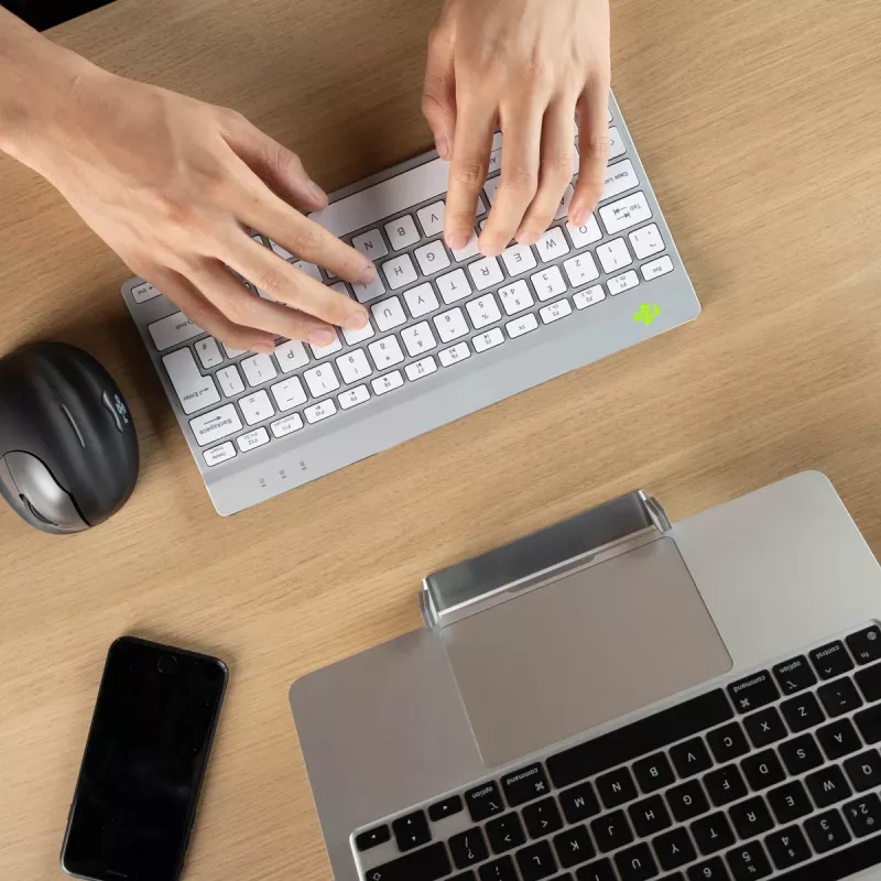 R-Go Tools teclado ergonómico R-Go Compact Break, teclado compacto com software de pausas, AZERTY (FR), Bluetooth, branco