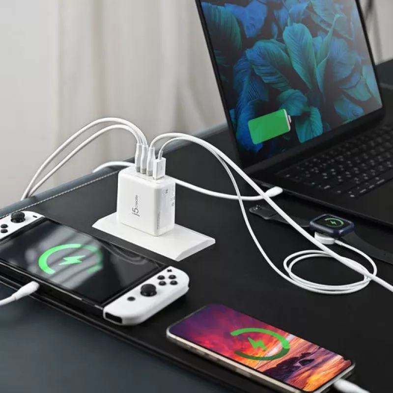 Carregador j5 create 70W GaN USB-C de 4 portas — interior, alimentado por CA, compatibilidade universal, branco