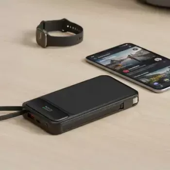 Powerbank MediaRange MRMA753 10.000 mAh LiPo com cabos integrados, ecrã LCD, USB-C PD e Quick Charge, preto