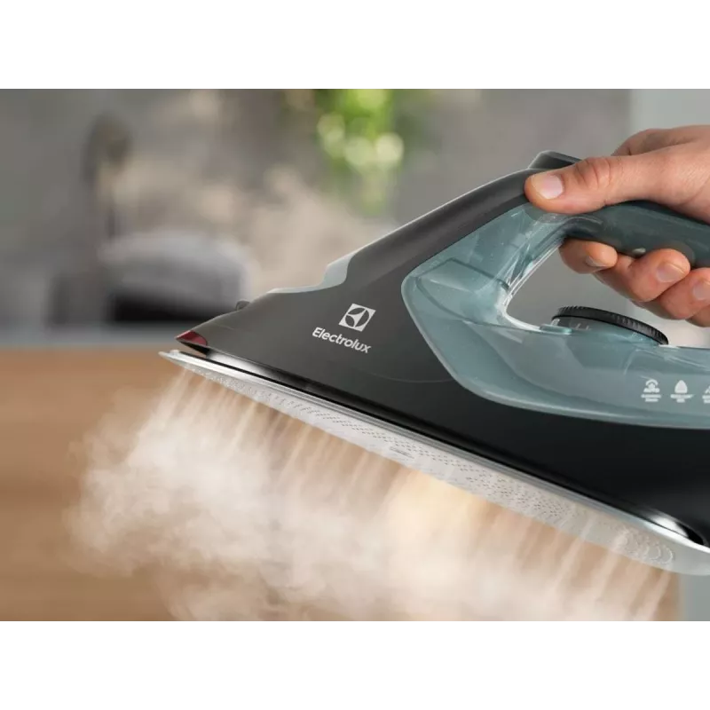 Ferro de engomar a vapor Electrolux E7SI2-6OG base RESILIUM 2600 W preto, verde-escuro