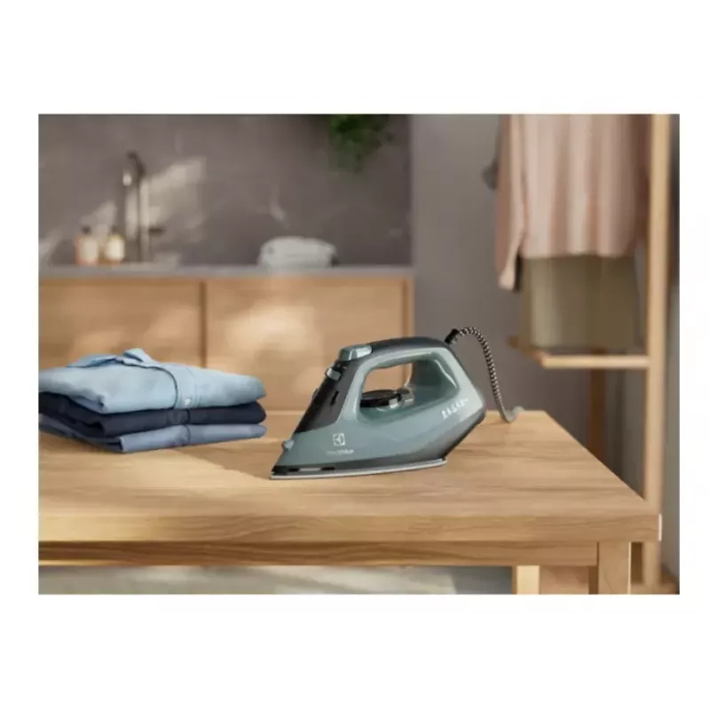 Ferro de engomar a vapor Electrolux E5SI2-6OG base Glissium 2400 W preto, verde-escuro