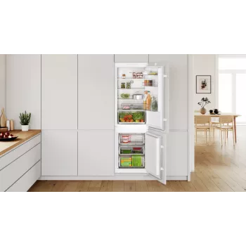 Combinado de frigorífico e congelador Bosch Serie 2 KIN86NSE0 de encastrar 260 L