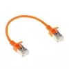 Cabo de rede slimline para centro de dados ACT laranja 0,5 metros LSZH U/FTP CAT6A, com proteção das patilhas e fichas RJ45