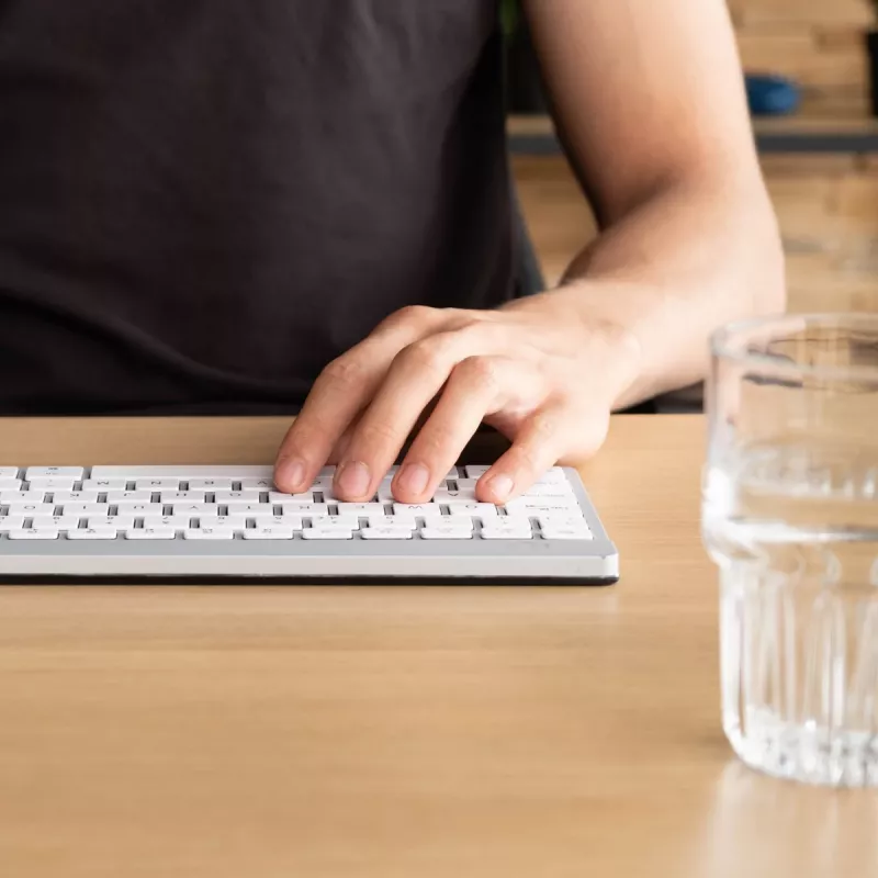 Teclado ergonómico R-Go Tools R-Go Compact Break, teclado compacto com software de pausas, QWERTY (UK), Bluetooth, branco