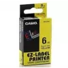 Fita de etiquetas CASIO XR-6YW1 — 6 mm x 8 m, texto preto sobre fundo amarelo, cassete preta