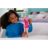 Boneca Barbie Fun & Fancy Hair com cabelo loiro comprido e colorido e acessórios de styling