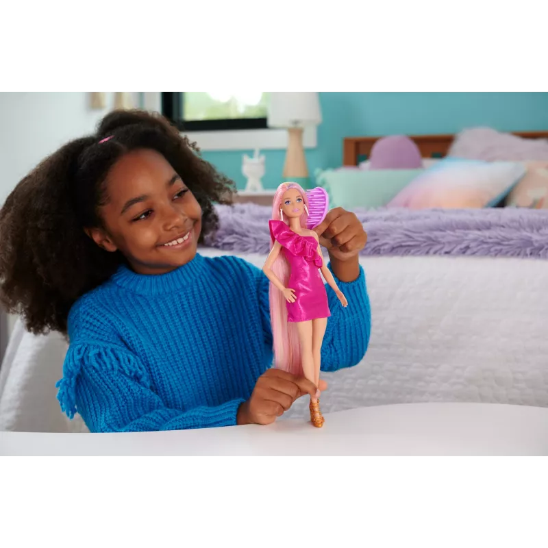 Boneca Barbie Fun & Fancy Hair com cabelo loiro comprido e colorido e acessórios de styling
