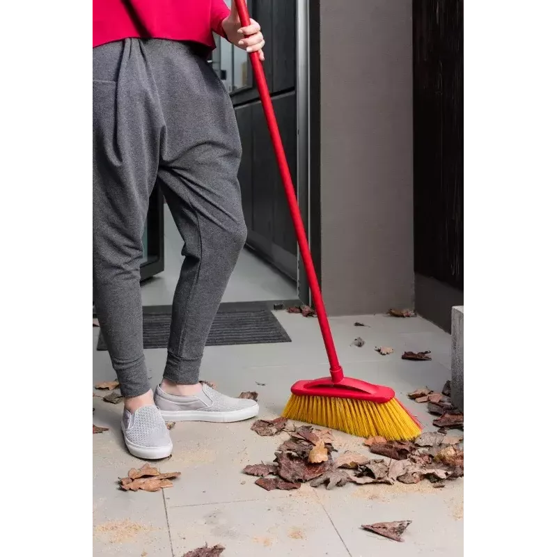 Vassoura de exterior VILEDA Modelo 128763, cerdas duras, tecnopolímero, vermelha