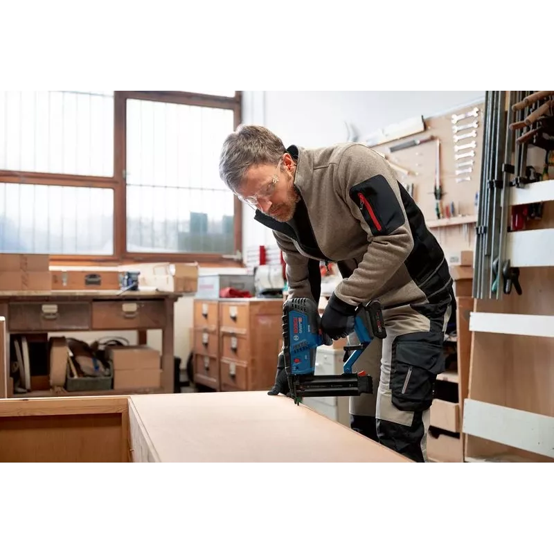 Bosch GNH 18V-50 M Professional agrafador a bateria