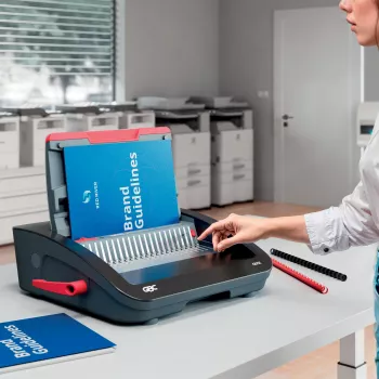 Encadernadora elétrica GBC CombBind® CB25E, encadernadora de pente, elétrica, 390 folhas, preto, vermelho