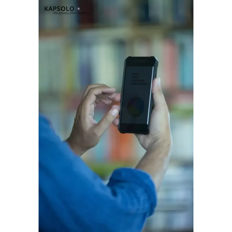Película de privacidade Kapsolo KAPSOLO filtro adesivo de 2 vias para iPhone 13 mini — 5,4 polegadas (13,7 cm), 63 % de transmissão de luz, resistência a riscos 3H