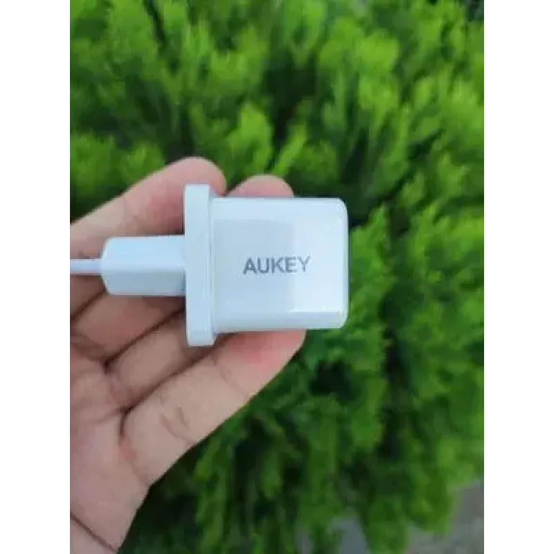 Mini carregador USB-C Aukey PA-F5 20W PD — carregador rápido compacto 20W PD
