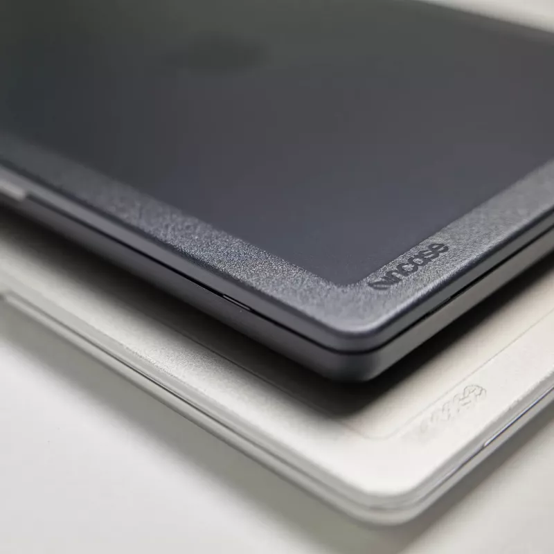 Incase Edge capa rígida Hardshell com Makrolon® para MacBook Air de 13 polegadas (M2/M3, 2022-2024)