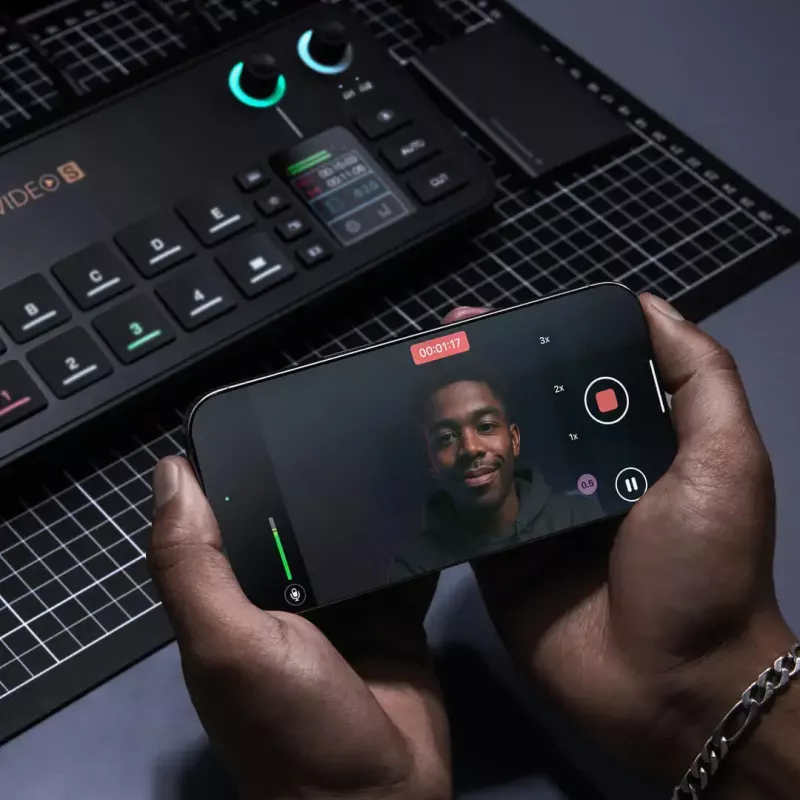 Consola de produção multicanal para podcast e livestream Rode RodeCaster Video S RCVS-E – ecrã tátil, Wi‑Fi, Bluetooth 5.3, 5x USB-C, 3x entrada HDMI, 1x saída HDMI, microSD