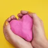 Kinetic Sand, 2 lbs areia de brincar Crystal Pink com brilho (embalagem pode variar), areia sensorial moldável para crianças a partir dos 3 anos